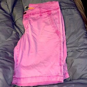 Sonoma Neón pink golf shorts.